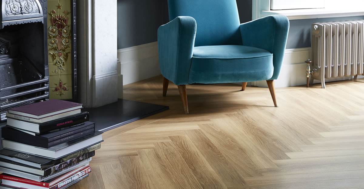 1200 x 625 AMTICO SPACIA LIVING ROOM SS5W2504-Honey-Oak-Large-Jumbo-Herringbone-Plank-February-2016-CMYK (2)